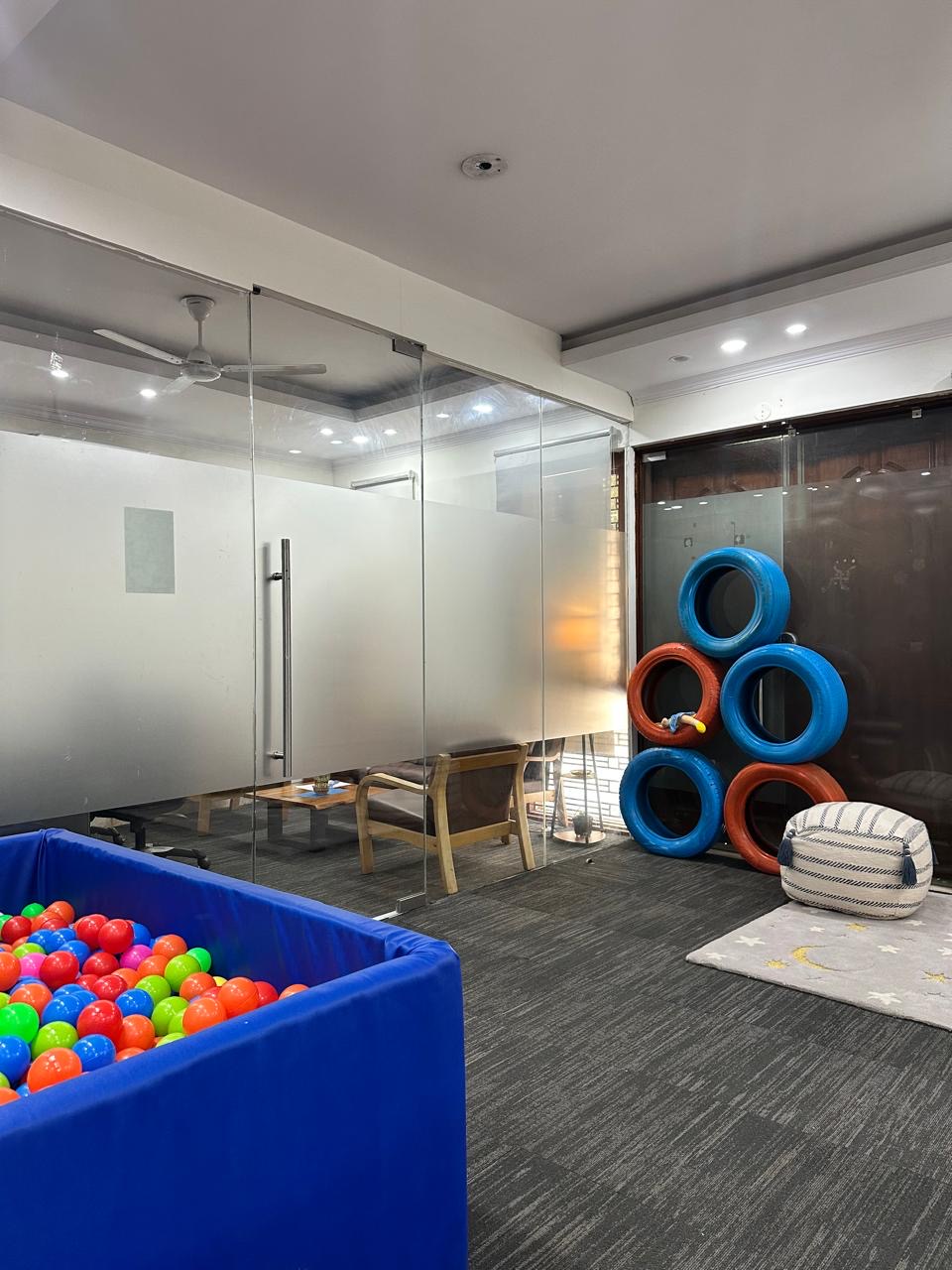 A calm and child-friendly therapy space at Tomotina Kids