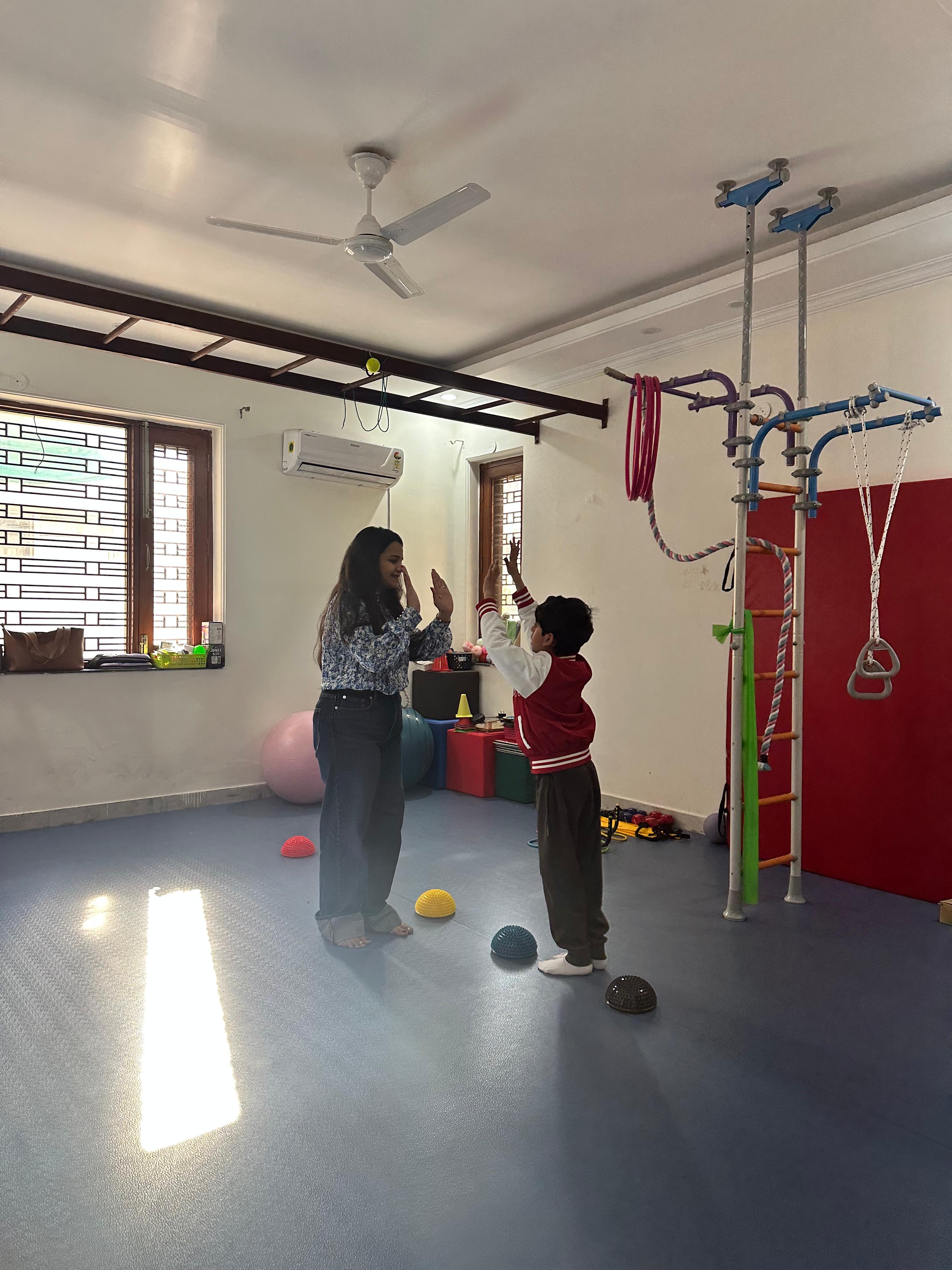 A guided movement and sports activity at Tomotina Kids